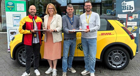 DHL overhandigt 40 laptops aan gemeente Ternat