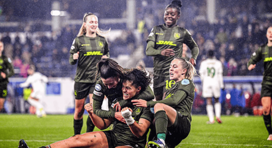 OH Leuven Women juichen na een doelpunt.