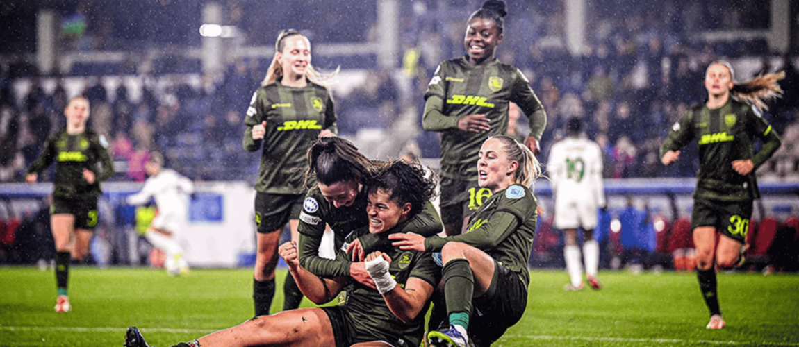 OH Leuven Women juichen na een doelpunt.