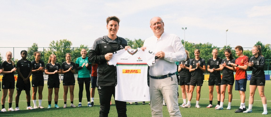 Women Manager Aline Zeler en CEO Frank Van Hille tonen het nieuwe OH Leuven Women shirt.