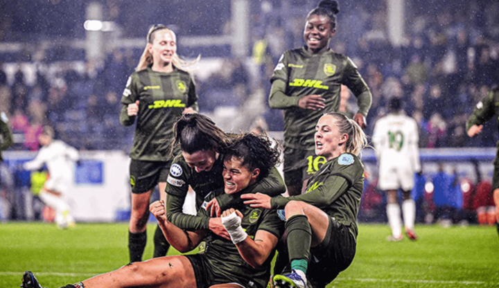 OH Leuven Women juichen na een doelpunt.