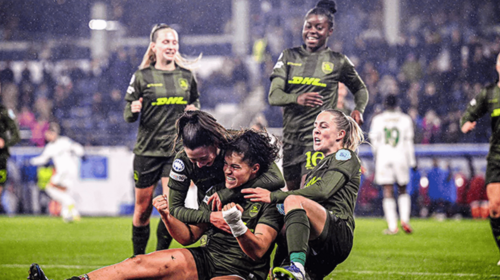 OH Leuven Women juichen na een doelpunt.