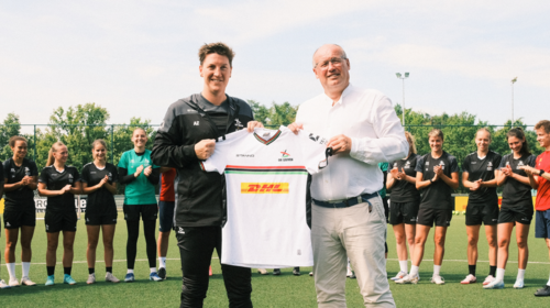 Women Manager Aline Zeler en CEO Frank Van Hille tonen het nieuwe OH Leuven Women shirt.