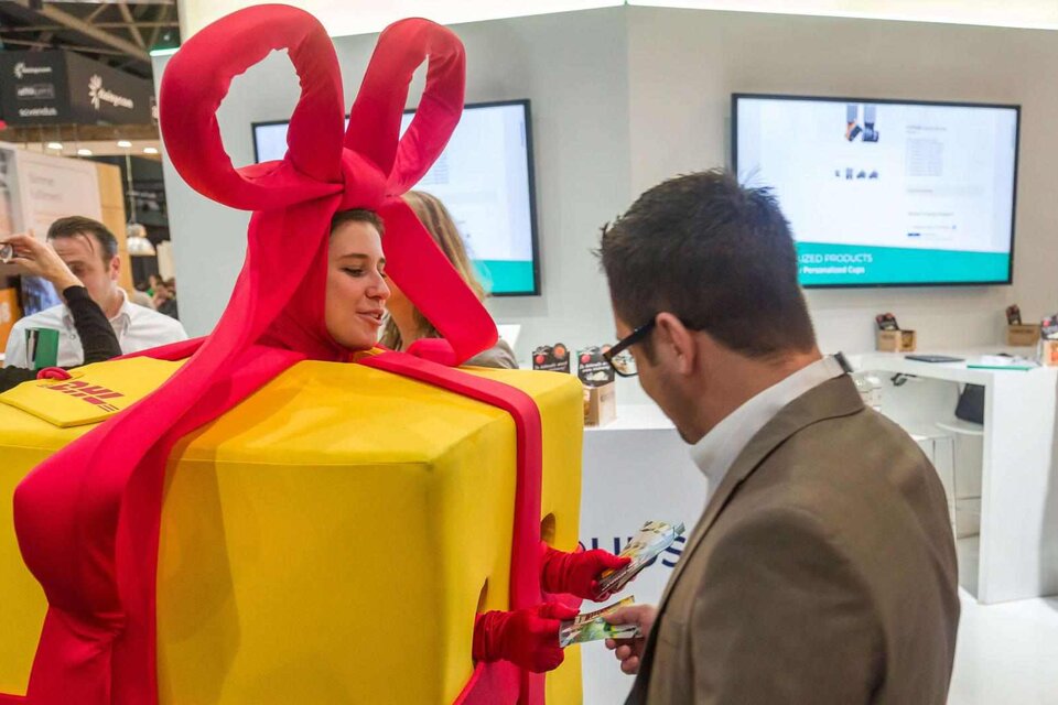 woman dressed as a DHL parcel at the Webwinkel vakdagen