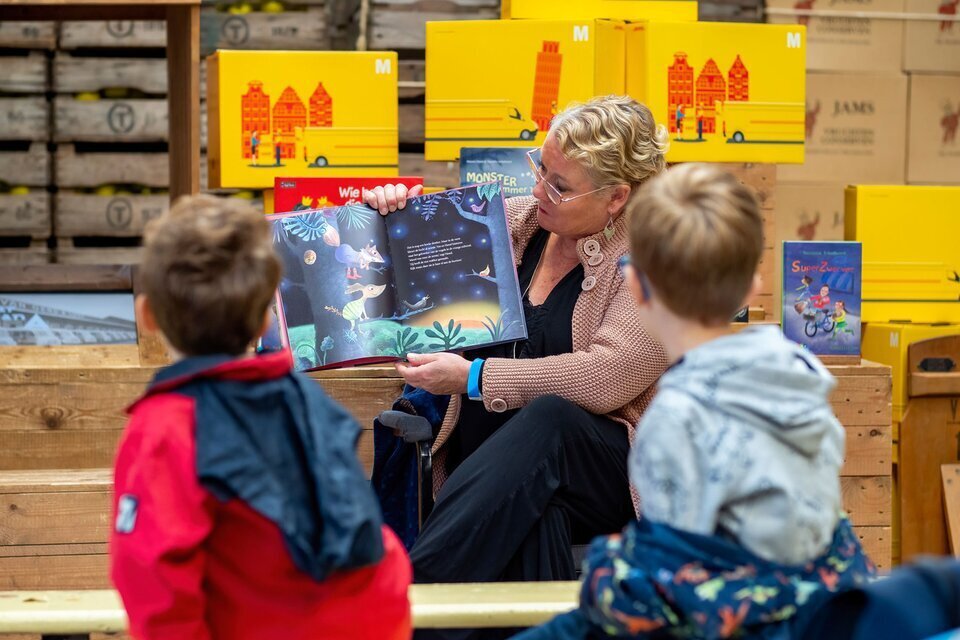 DHL colleague reading for children