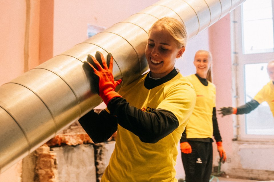 OHL Women player Saar Janssen volunteering for DHL Cares