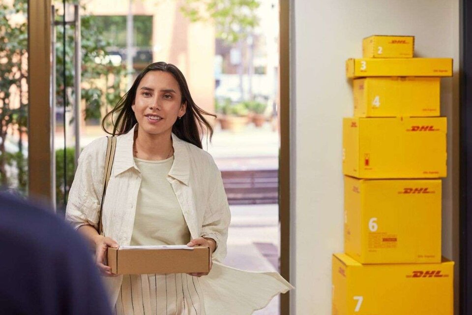 woman collecting parcel at DHL ServicePoint