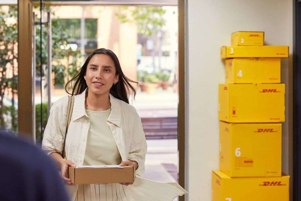 woman collecting parcel at DHL ServicePoint