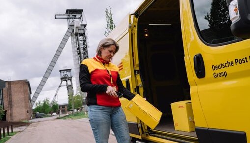 driver scanning parcels