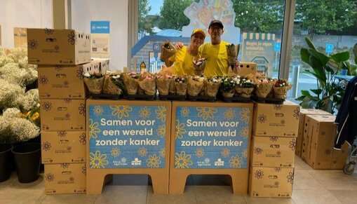 DHL Cares vrijwilligers verkopen plantjes voor kom op tegen kanker