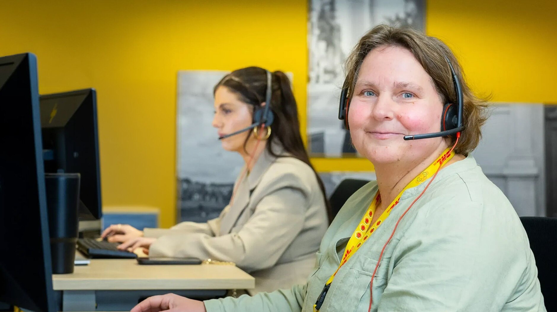 DHL eCommerce medewerker helpt u verder op weg.