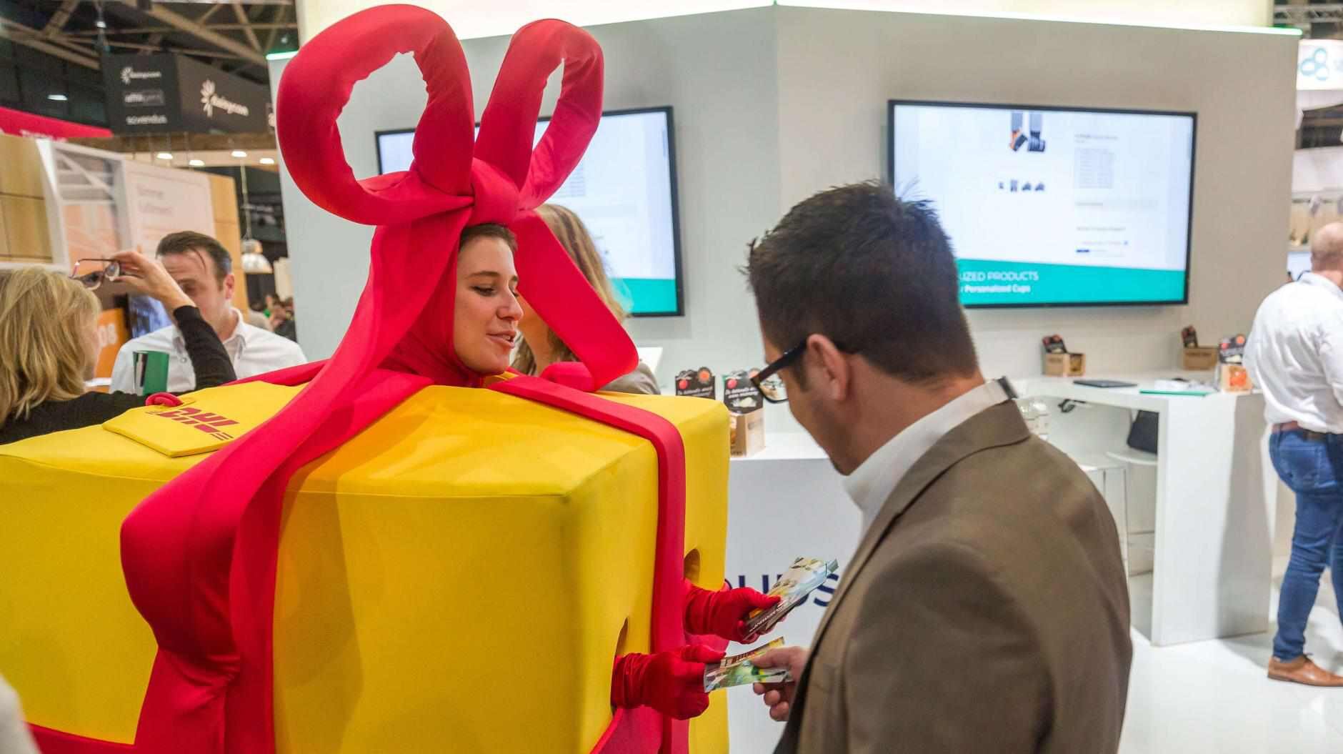 woman dressed as a DHL parcel at Webwinkel vakdagen