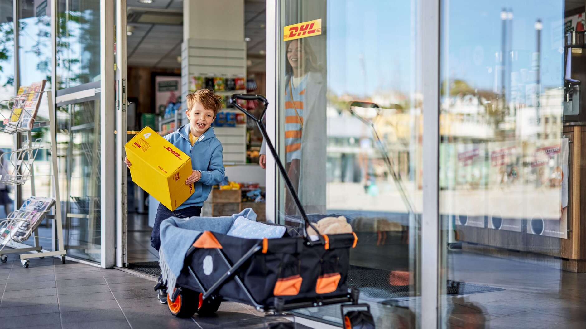 mother and child collecting a parcel at DHL ServicePoint