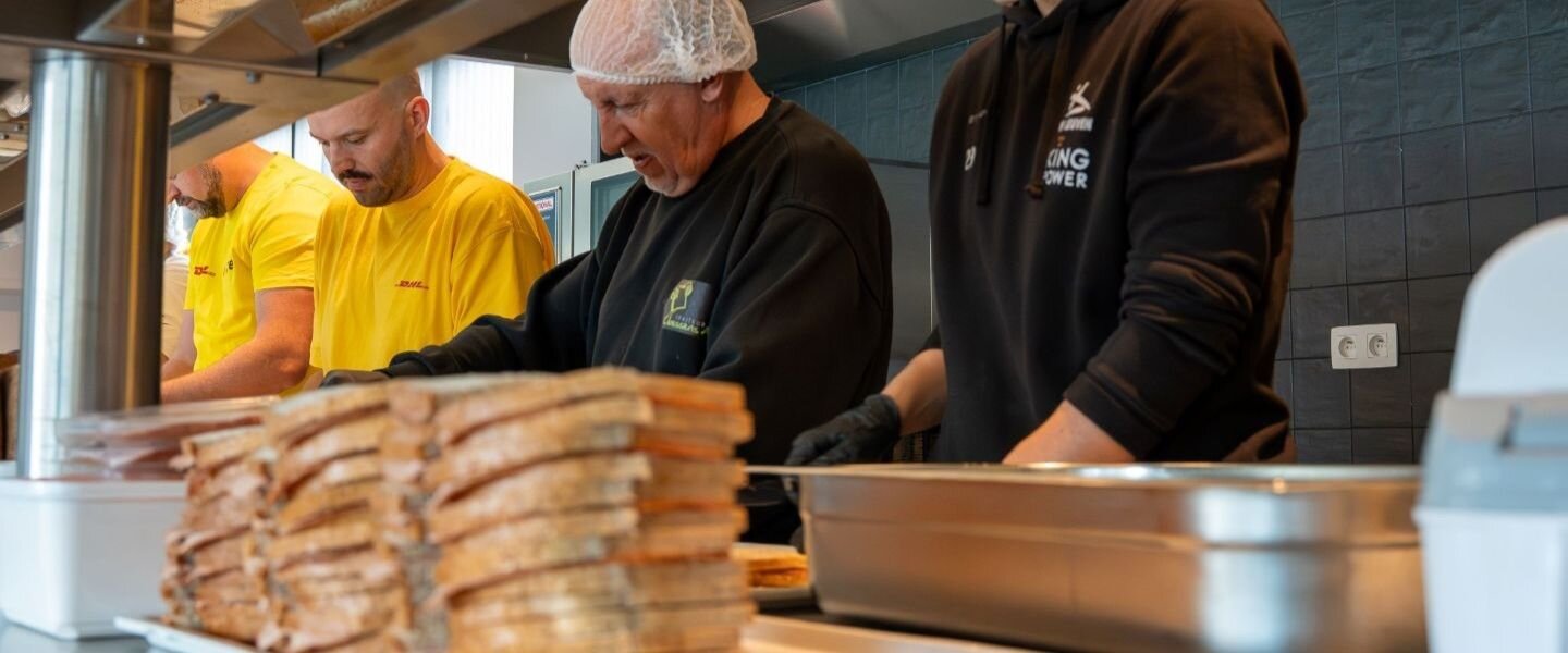 DHL en OHL Women smeren boterhammen voor vzw Beter